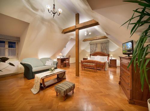 salon z krzyżem na suficie w obiekcie Boutique Hotel Constans w Pradze
