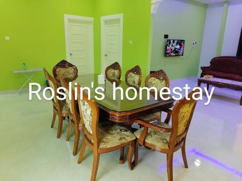 Ein Sitzbereich in der Unterkunft Roslin's Homestay