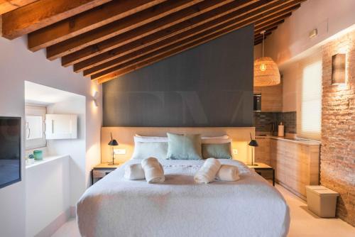 Superb mediterranean attic in the heart of Malaga by REMS