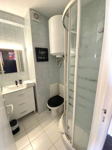 une salle de bain avec toilettes, lavabo et douche dans l'établissement Studio Héliopolis L Village Naturiste, au Cap d'Agde