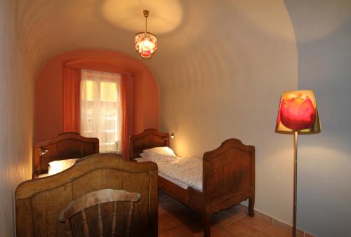 Postel nebo postele na pokoji v ubytování Rustic ground floor apartment in Mala Strana