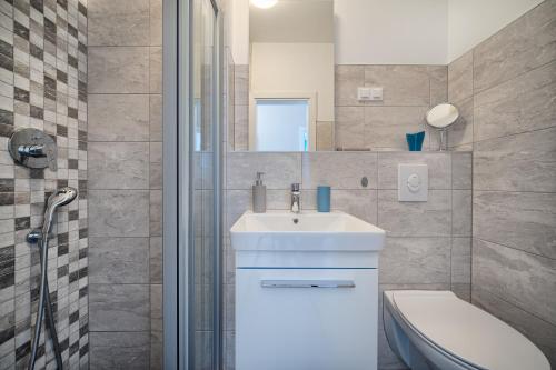 Koupelna v ubytování Moni's Place - fresh seaview apartment