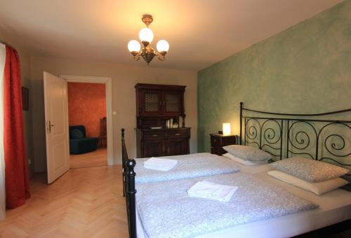 - une chambre avec 2 lits et un lustre dans l'établissement Cosy rustic 1 Bedroom Apartment in Mala Strana, à Prague