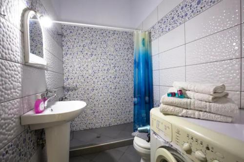Nikis Apartments Kisamos tesisinde bir banyo