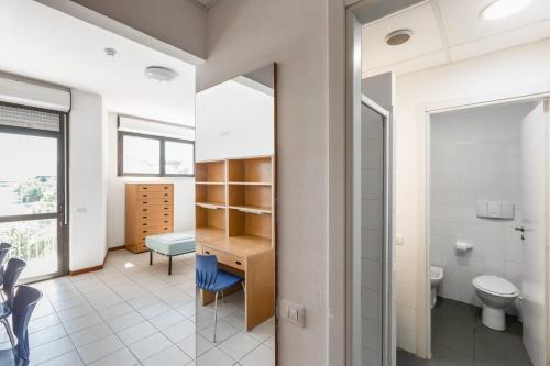a bathroom with a toilet and a sink at Ostello Ipsia in San Benedetto del Tronto