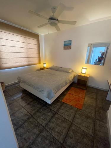 1 dormitorio con 1 cama y 2 luces en 2 mesas en Beachside apartment with 2 pools, Same, Esmeraldas en Volcán Chimborazo