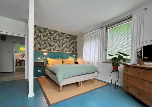 ein Schlafzimmer mit einem Bett und einem TV in der Unterkunft Appartement Sandsteig 1 in Grafenau