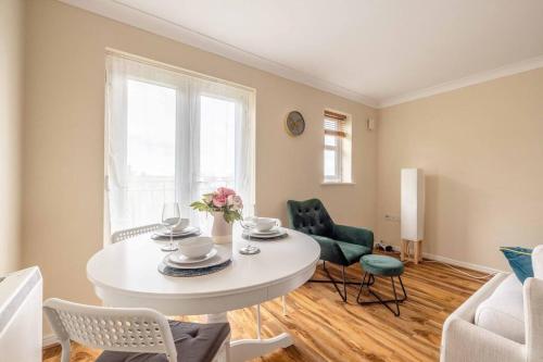a living room with a white table and chairs at 2 BED 2 BATH with PARKING NEAR PINEWOOD, WEXHAM HOSPITAL - By Tempstay in Slough