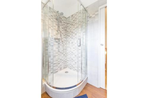 une douche en verre dans une salle de bains avec toilettes dans l'établissement Maison Baduel, à Auxey-Duresses