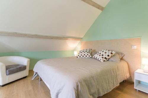 une chambre avec un lit avec des oreillers dessus dans l'établissement Maison Baduel, à Auxey-Duresses