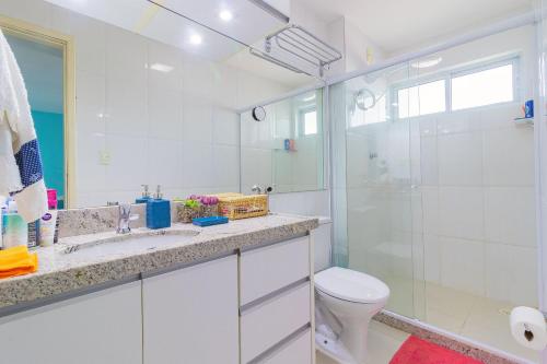 uma casa de banho com um lavatório, um WC e um chuveiro em Porto Plaza #402 - Flat espaçoso por Carpediem em Porto de Galinhas