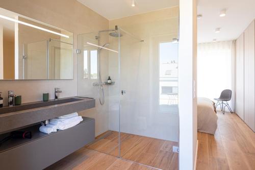 Koupelna v ubytování En Suite bedrooms at Reckenthal House by Rentaroo