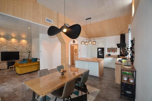 une cuisine et un salon avec une table et une salle à manger dans l'établissement Maison Bon Air Capbreton, à Capbreton