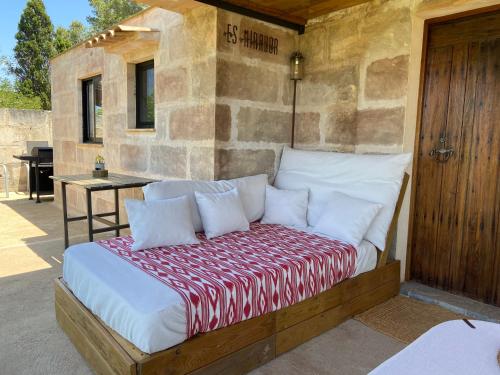 - un lit avec des oreillers installé sur une terrasse dans l'établissement Es Mirador - Adults Only, à Manacor