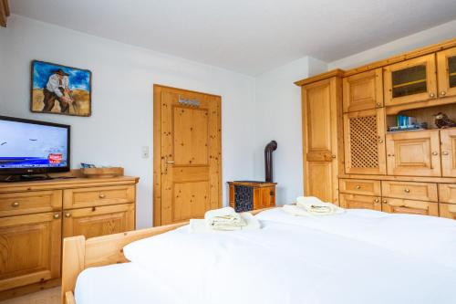 - une chambre avec 2 lits et une télévision sur une commode dans l'établissement Apartment Weberhäusl, à Bramberg am Wildkogel