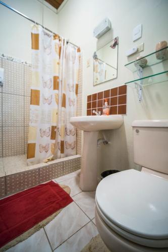 une salle de bain avec toilettes, lavabo et douche dans l'établissement Leatherback Lodge Eco B&B, à Salybia