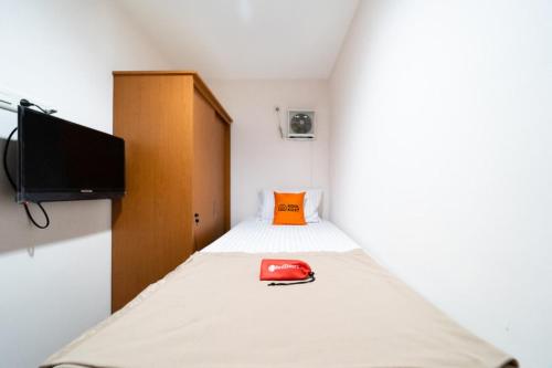 Ένα ή περισσότερα κρεβάτια σε δωμάτιο στο KoolKost Syariah @ Kebon Kacang III Street (Minimum Stay 28 Nights)