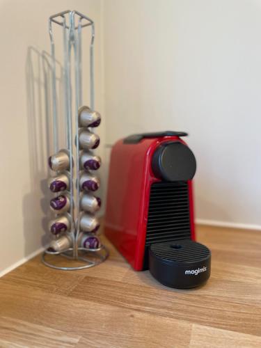 a red and black appliance next to a rack of onions at Vakantiehuis Zeevonk Koudekerke in Koudekerke