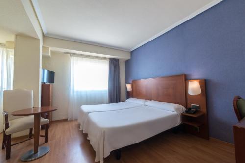 Säng eller sängar i ett rum på Torreluz Apartamentos