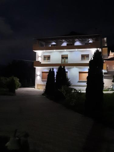 un edificio con luci sul lato di esso di notte di Sun& Relax Home a Korçë