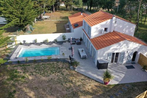 une vue aérienne d'une maison avec piscine dans l'établissement Villa avec piscine pour 8, à Saint-Jean-de-Monts