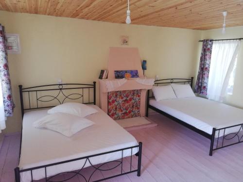 Habitación con 2 camas en una habitación en North Evia Kiki's house, en Kourkouloí