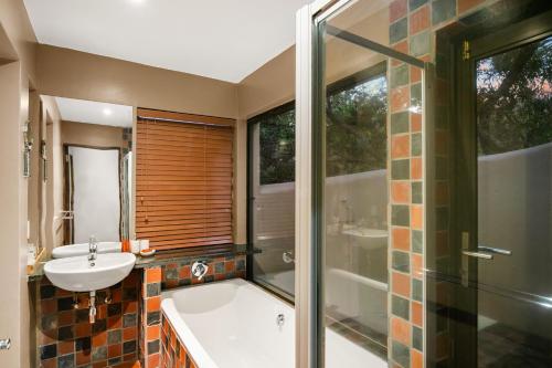 Ett badrum på Elements Private Golf Reserve House 296