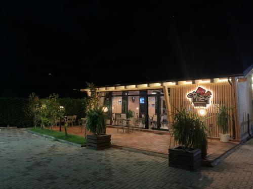 un edificio con luces por la noche en Hotel Real, en Ishull-Lezhë