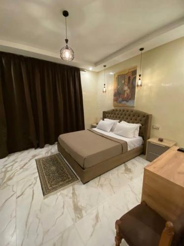 Un dormitorio con una cama grande y una ventana en Magnifique appartement avec terrasse prive vue mer en Essaouira