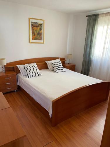 蘇提萬的住宿－Apartman Luš，一间卧室配有一张带白色床单的大床