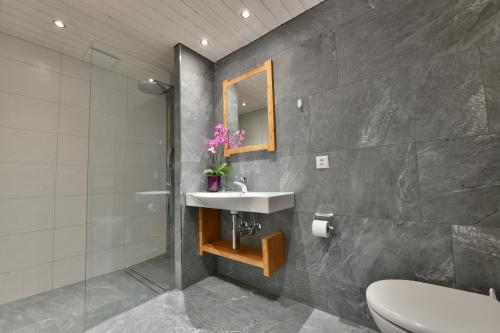 een badkamer met een wastafel en een spiegel bij Studio Eigerblick in Grindelwald
