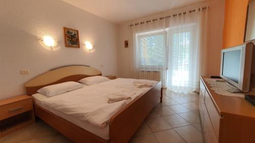 Postel nebo postele na pokoji v ubytování Peaceful Green Apartments AE