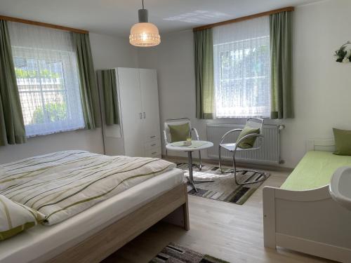 Postel nebo postele na pokoji v ubytování Haus Beate, FeWo im Bienenparadies