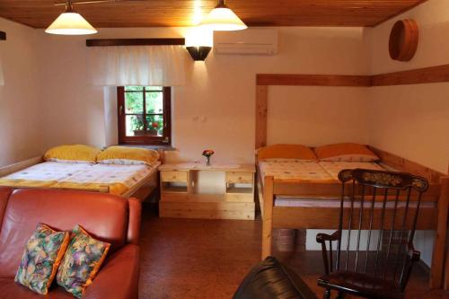 Apartments in Stari trg ob Kolpi - Süd-Ost Slowenien 42908 tesisinde bir odada yatak veya yataklar