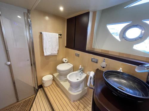 La salle de bains est pourvue d'un lavabo et de toilettes. dans l'établissement Yacht Lakura 55, à Naples