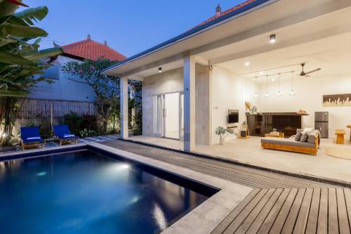- une piscine dans l'arrière-cour d'une maison dans l'établissement ☆ Villa Dilaraa ☆ Canggu 3BR Pool Batu Bolong Echo Beach, à Canggu