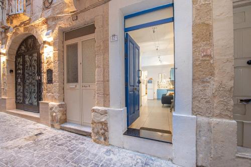 una puerta a un edificio con una puerta azul en Valletta Ferry Apartment en La Valeta