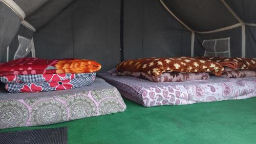 מיטה או מיטות בחדר ב-Wild Himalaya Glamping Camp