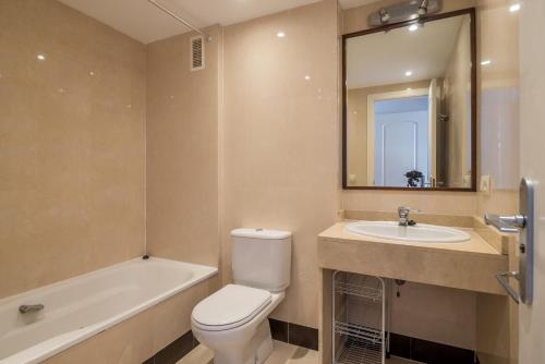 La salle de bains est pourvue de toilettes, d'un lavabo et d'une baignoire. dans l'établissement Carmen de la Bahía, à La Herradura