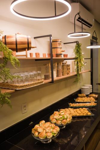 una linea a buffet con piatti in esposizione di Hotel Du Valle - Salinas - MG a Salinas