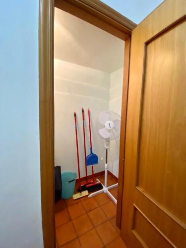 a room with baseball bats and a fan at Casa Uliveto in Mattinata