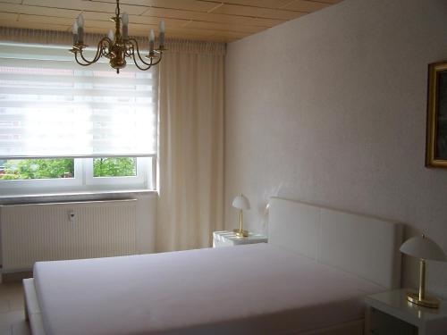 una camera con un letto bianco e una finestra di Apartment Ilmtal Jena a Bad Berka