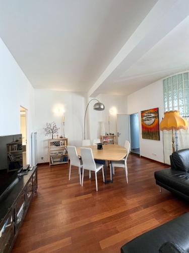 un salon avec une table et des chaises dans l'établissement Le Central Victoria III - Central Point - 105m2, à Nancy