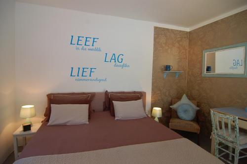 En eller flere senge i et værelse på Villa Helderberg
