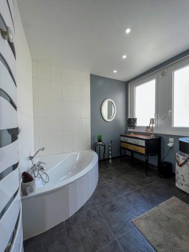 une grande salle de bain avec une baignoire et un lavabo dans l'établissement Le Central Victoria III - Central Point - 105m2, à Nancy
