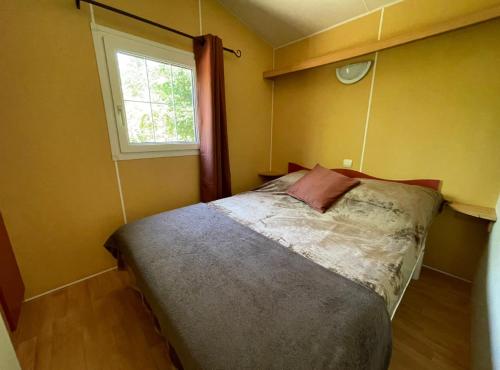 Tempat tidur dalam kamar di Logement 2 chambres avec jacuzzi sur terrain en pleine nature