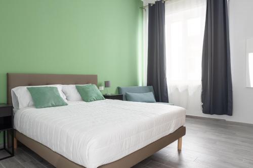 een slaapkamer met een groot bed en een raam bij Le Cinque Stanze Palermo Room&Breakfast in Palermo