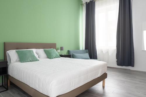 sypialnia z dużym łóżkiem i oknem w obiekcie Le Cinque Stanze Palermo Room&Breakfast w mieście Palermo