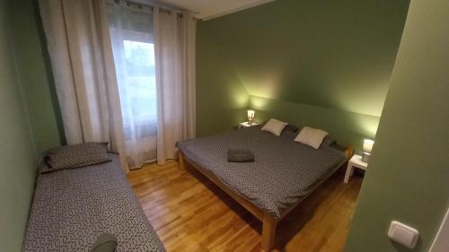 Habitación pequeña con cama y ventana en Viesu nams Bušelis, en Turaida