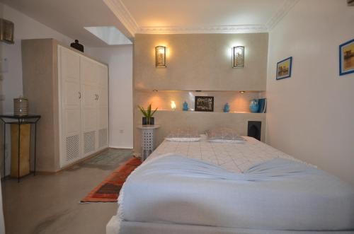 a bedroom with a large white bed in a room at Maison de vacances avec vue mer in Essaouira